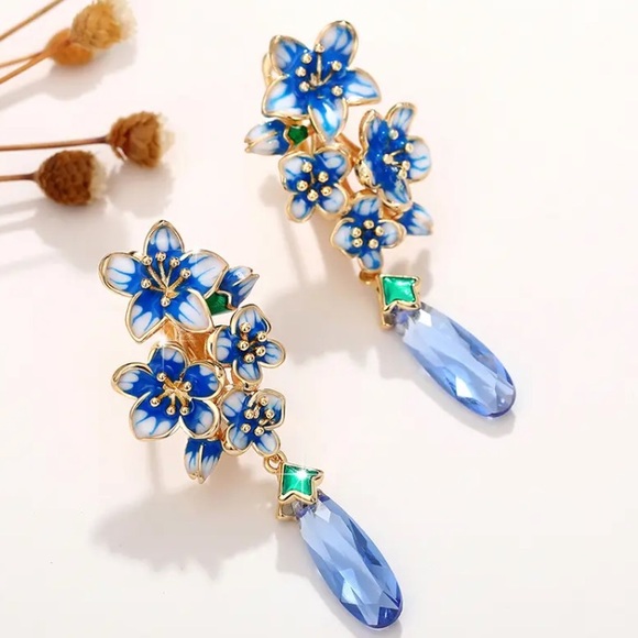 🌟 Gorgeous Enamel Flower Earrings Blue Floral - Picture 3 of 5
